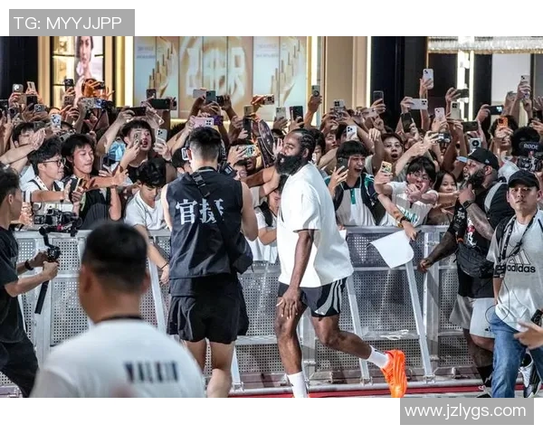 足球场惊现篮球巨星亲临助阵球迷欢呼声四起瞬间引爆社交媒体