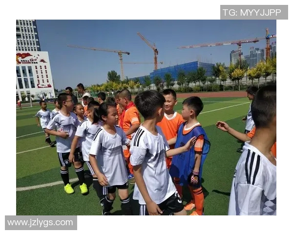 足球球星变身奶爸温情日常展现赛场外不一样的精彩人生